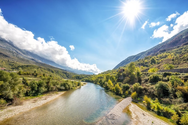 Belle vallée de montagne avec de douces collines et des nuages