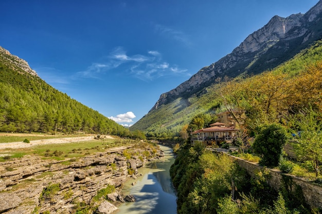 Belle vallée de montagne avec de douces collines et des nuages