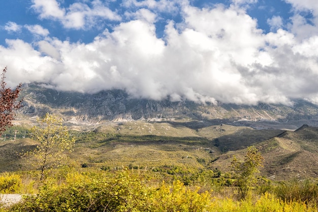 Belle vallée de montagne avec de douces collines et des nuages