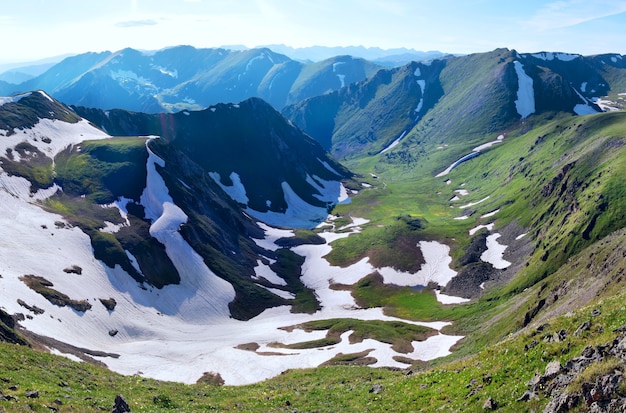 Belle vallée de montagne, neige et greens sur les pistes