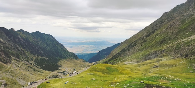 Photo belle vallée avec des montagnes ciel aganiste avec des nuages de masca