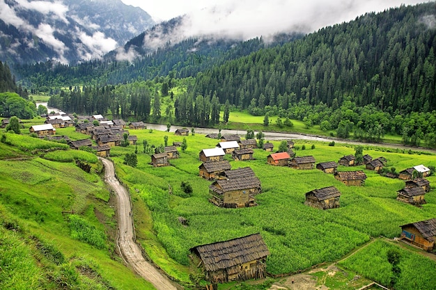 Belle vallée de Neelum au Pakistan