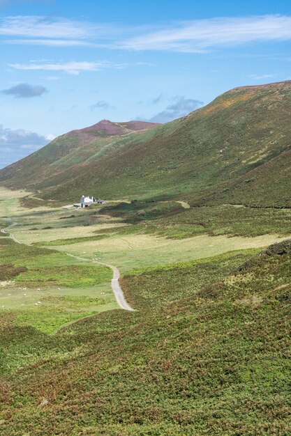 Belle vallée verdoyante avec un chemin de terre