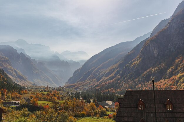 Belle vallée de village avec rang de montagne de l'albanie