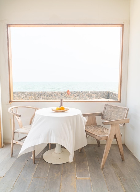 belle et vide table et chaise minimales sur la fenêtre latérale