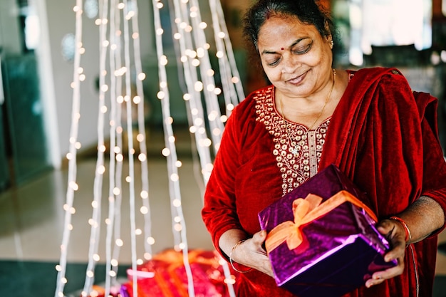 Une belle vieille Indienne ouvre des cadeaux.