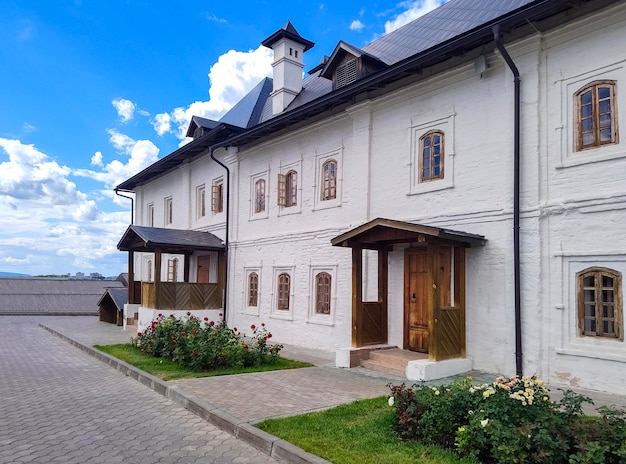 Belle vieille maison avec des fenêtres vintage et de belles fleurs roses au Kremlin de Kazan, Russie en été ensoleillé d