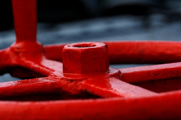 Photo belle vieille roue en métal rouge pour fermer la porte d'un navire sur un fond gris