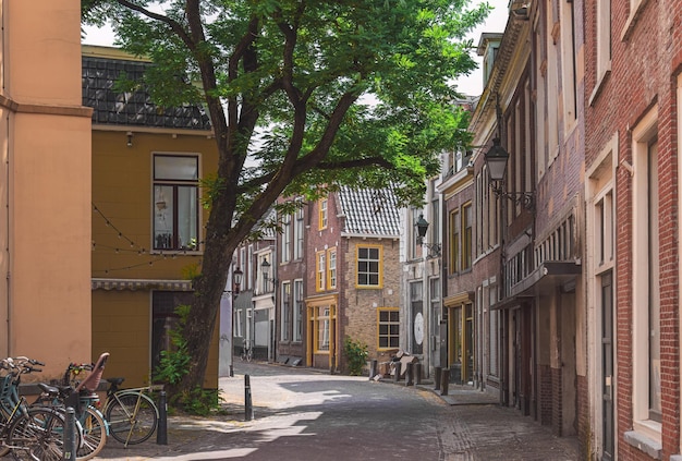 belle vieille rue avec des maisons en briques à Leeuwarden Pays-Bas