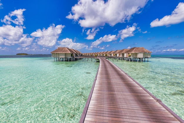 Belle villa sur l'eau des Maldives dans un lagon bleu et un ciel bleu. Paysage d'été panoramique, océan