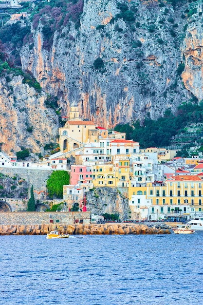 Belle ville d'Amalfi en mer Tyrrhénienne en automne, Amalfitana, Italie
