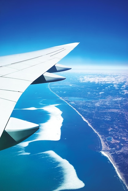 Une belle ville dans le ciel à travers la fenêtre d'un avion