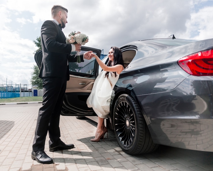 Photo belle voiture de mariage dans la rue de la ville. vacances et événements