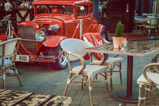 Belle voiture rouge dans le café rétro de la ville