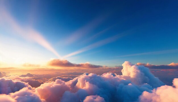 Belle vue aérienne au-dessus des nuages au coucher du soleil paysage nuageux avec ciel bleu