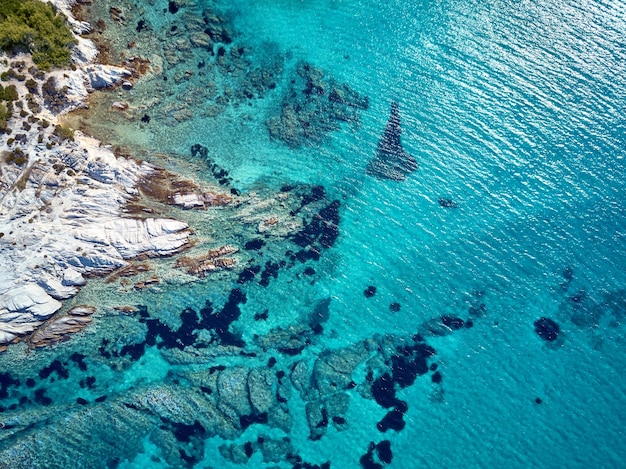 Belle vue aérienne de la côte rocheuse