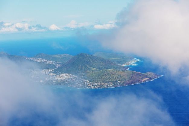 Belle vue aérienne sur le cratère Diamond Head sur l'île d'Oahu, Hawaii, USA