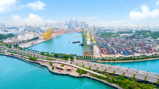 Belle vue aérienne du port à conteneurs de Singapour