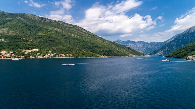 Belle vue aérienne d'en haut sur la baie de Kotor et ferry régulier de Lepetane à Kamenari par un après-midi ensoleillé.