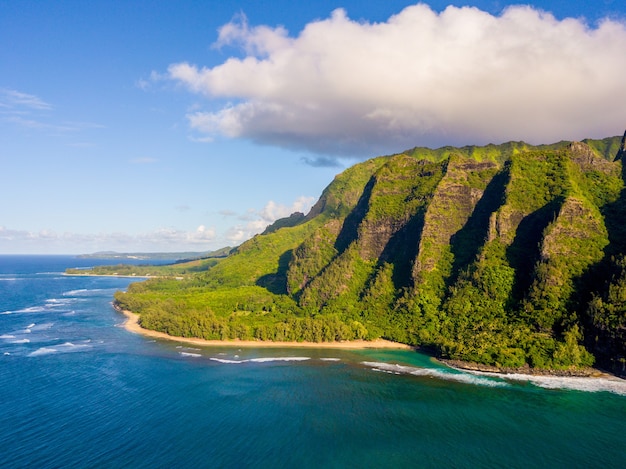 Photo belle vue aérienne de l'île de na pali à kauai, hawaï par temps nuageux