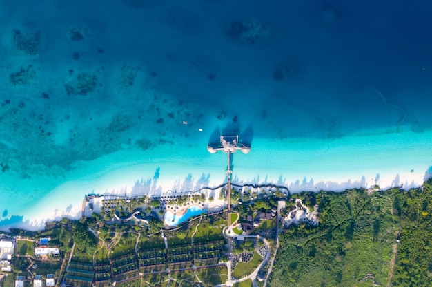 La belle vue aérienne de l'île tropicale de Zanzibar. mer sur la plage de Zanzibar, en Tanzanie.