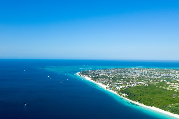 belle vue aérienne de l'île tropicale de Zanzibar.