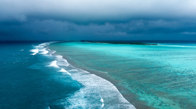 Belle vue aérienne des Maldives et de la plage tropicale. Concept de voyage et de vacances