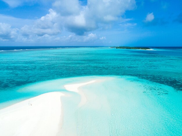 Belle vue aérienne des Maldives et de la plage tropicale