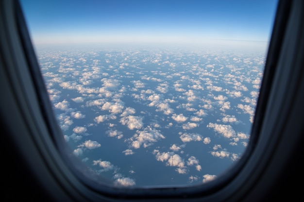 Belle vue aérienne sur les nuages d'un avion.