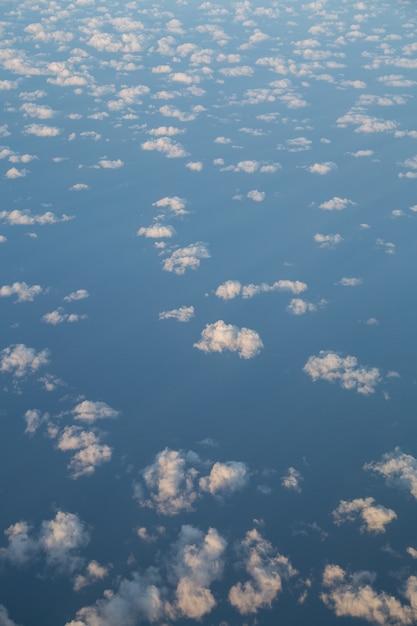 Belle vue aérienne sur les nuages d'un avion.