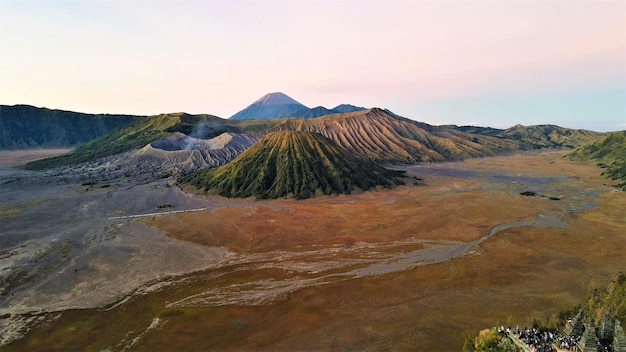 Photo belle vue aérienne, panorama du sommet du mont bromo pour le fond.