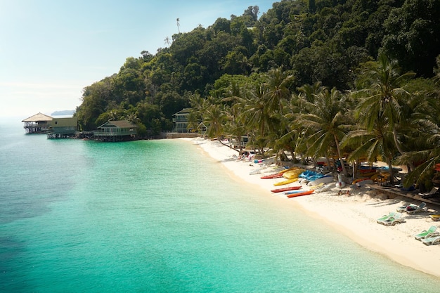 Belle vue aérienne de plage au-dessus d'une île de Rawa Plage sablonneuse blanche vue d'en haut la Malaisie