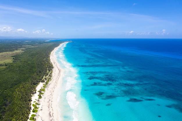 Belle vue aérienne de la plage