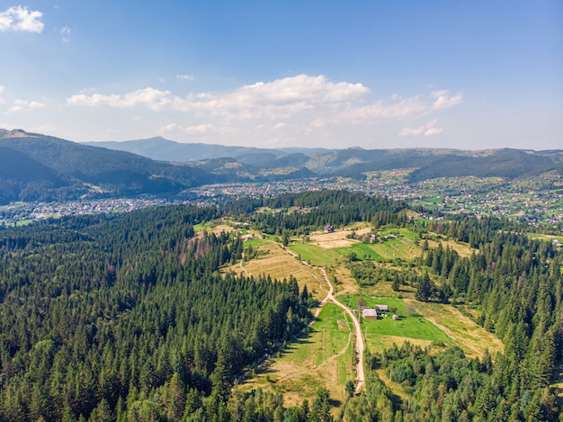 Belle vue aérienne sur la route de campagne dans les montagnes.