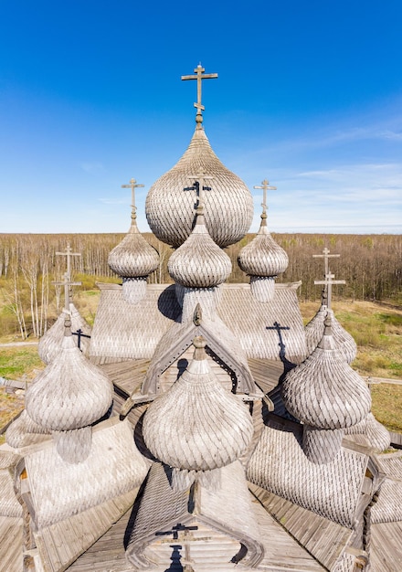 Belle vue aérienne sur un village russe traditionnel avec une chapelle en bois orthodoxe et un clocher dans le manoir de Bogoslovka Pokrovskaya église à plusieurs dômes sainte vierge le jour de Pâques Saint-Pétersbourg Russie