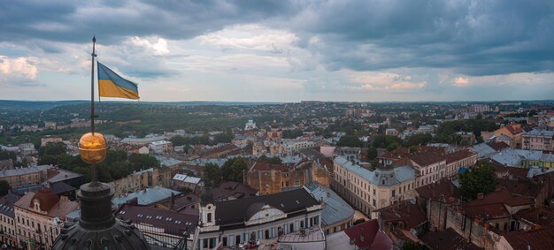 Belle vue aérienne de la ville de chernivtsi d'en haut de l'ouest de l'ukraine