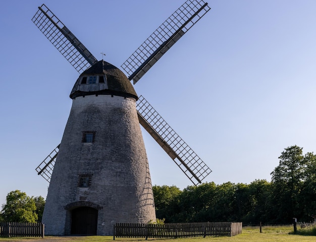 Belle vue sur l'ancien moulin dans le parc