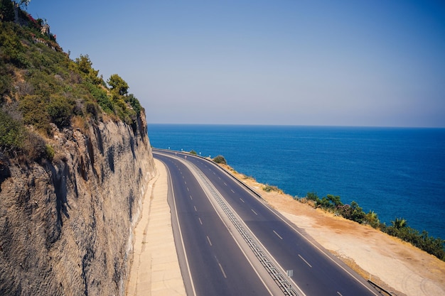 Belle vue sur les arbres et la route qui longe le paysage marin de la mer Méditerranée