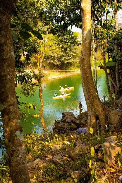 Photo une belle vue sur l'attraction touristique de la tyrolienne à vang vieng laos