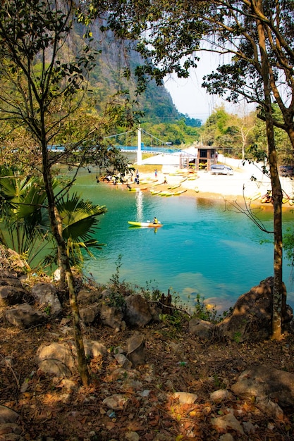 Une belle vue sur l'attraction touristique de la tyrolienne à Vang Vieng Laos