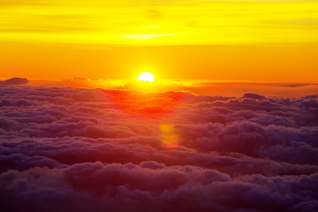 Belle vue au-dessus des nuages dans les montagnes