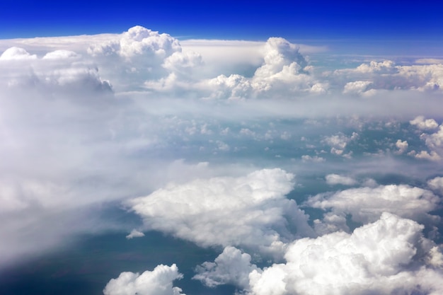 Belle vue au-dessus de la terre aux nuages ci-dessous.