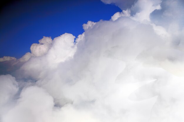 Belle vue au-dessus de la terre aux nuages ci-dessous.