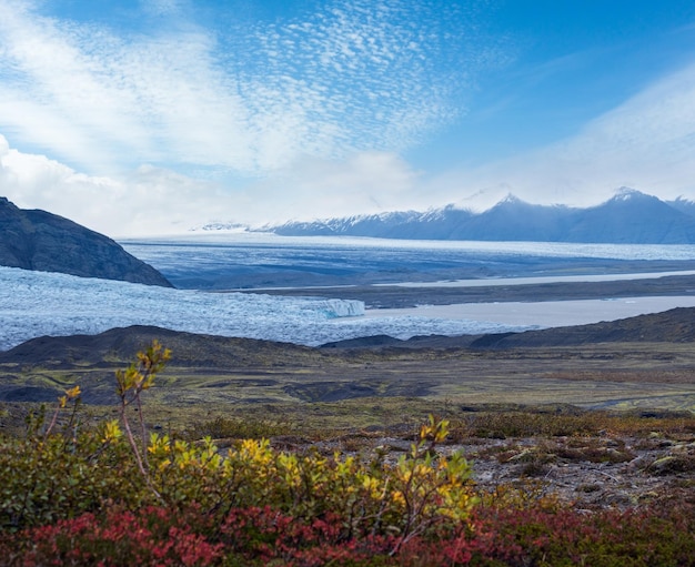 Photo belle vue d'automne du canyon mulagljufur au glacier fjallsarlon avec la lagune de glace breidarlon islande non loin de ring road et à l'extrémité sud de la calotte glaciaire vatnajokull et du volcan oraefajokull