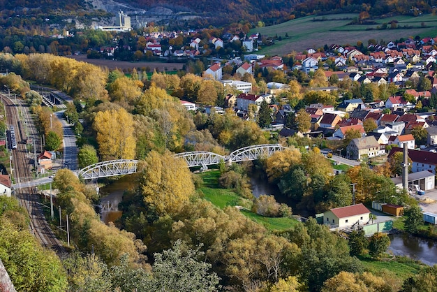 Photo belle vue d'automne d'une petite ville à vol d'oiseau