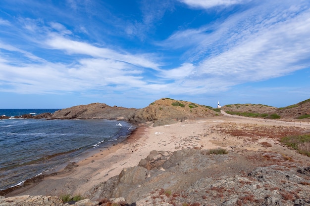 Belle vue sur la baie calme et le phare au loin sur l'île de Minorque, îles Baléares, Espagne