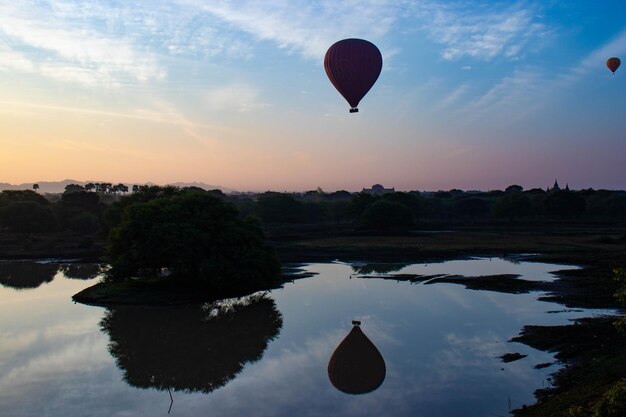 Une belle vue sur les ballons à Bagan Myanmar