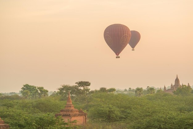 Une belle vue sur les ballons à Bagan Myanmar