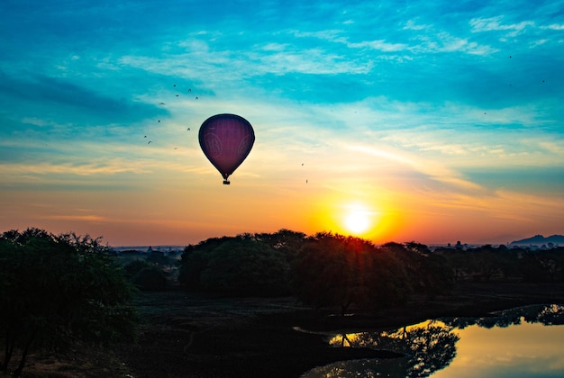 Une belle vue sur les ballons dans la ville de Bagan Myanmar