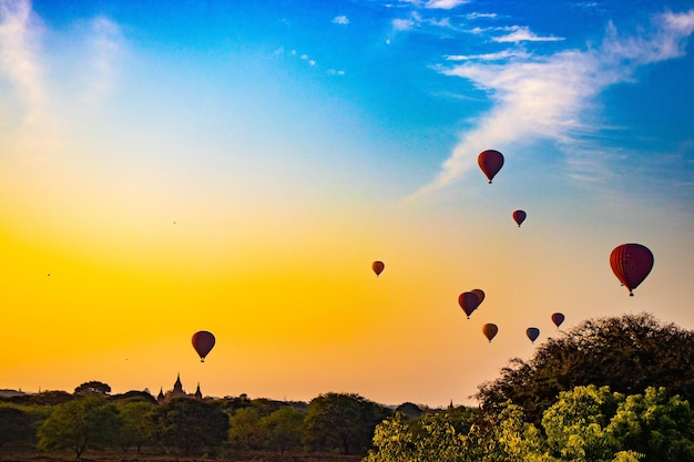 Une belle vue sur les ballons dans la ville de Bagan Myanmar